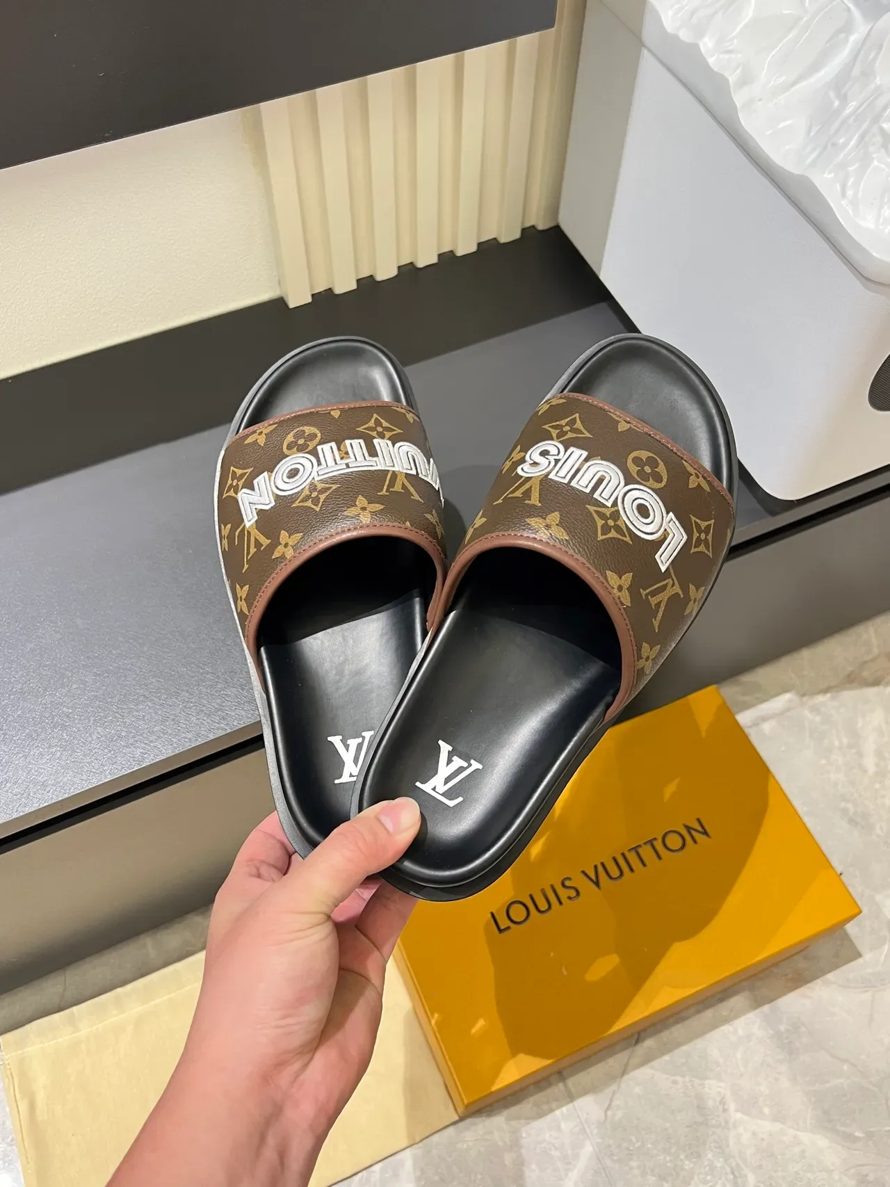 Sandalias Louis Vuitton Slide Negro Marrón Correa Única Monogram 7