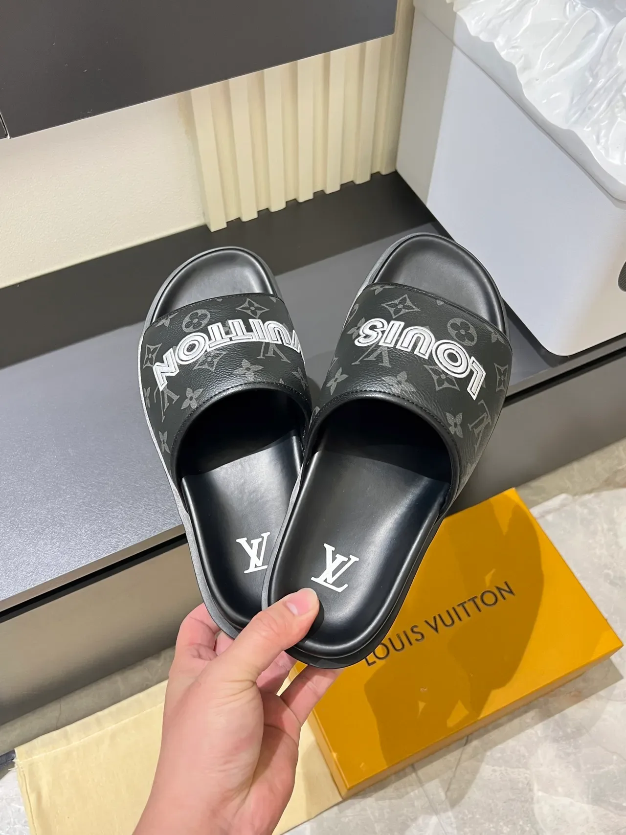 Sandalias Louis Vuitton Slide Negro Marrón Correa Única Monogram 9