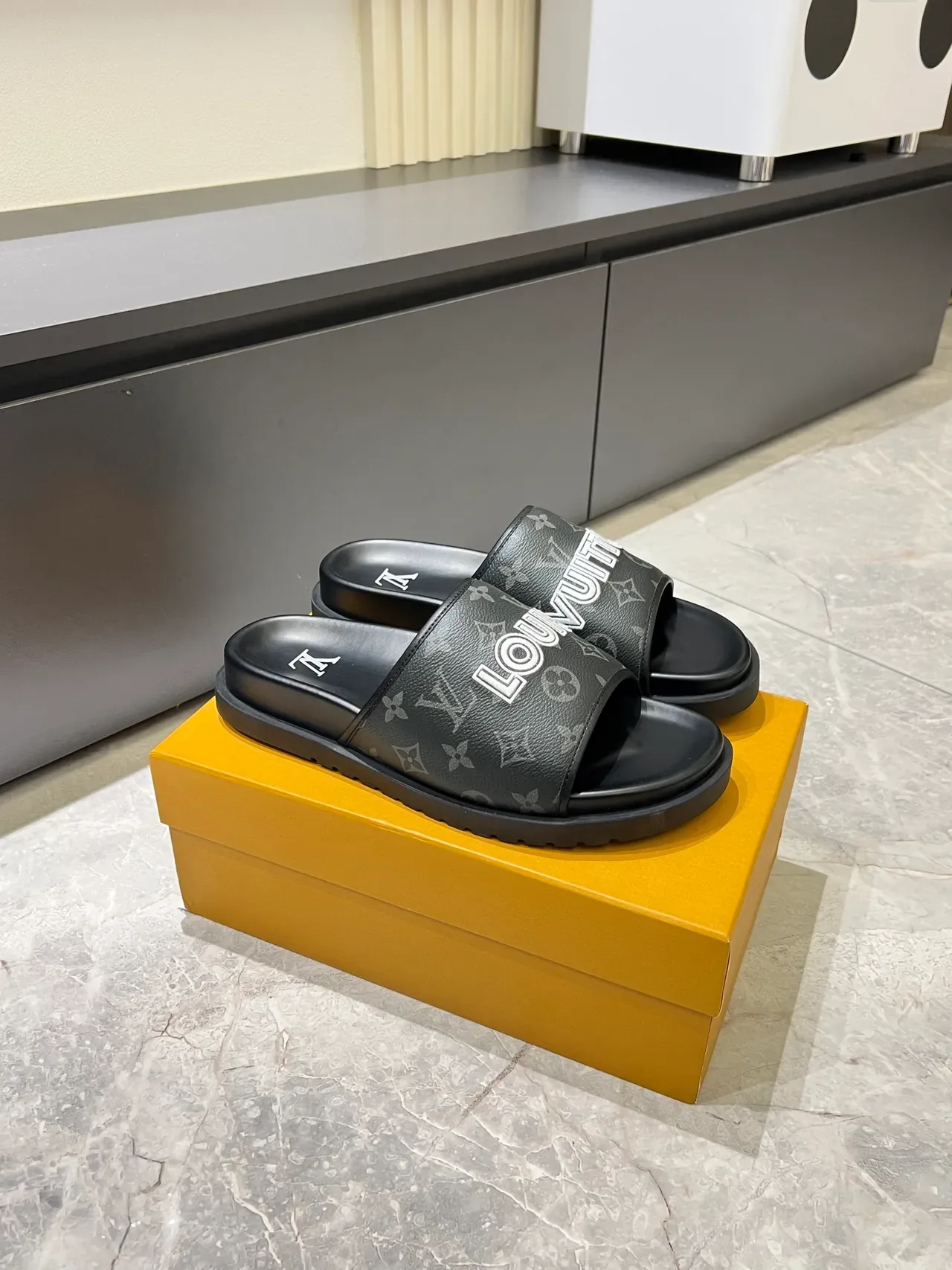 Sandalias Louis Vuitton Slide Negro Marrón Correa Única Monogram 12
