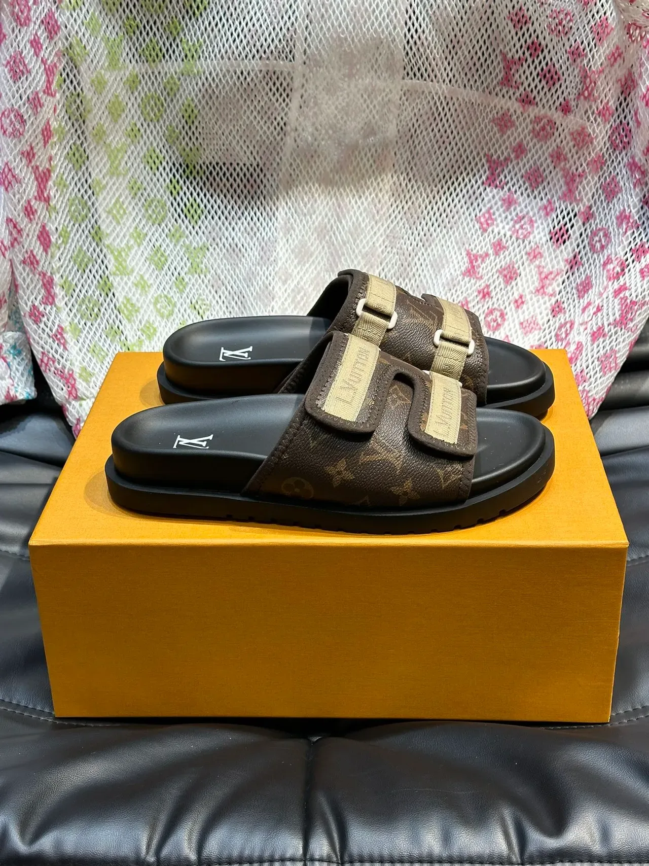 লুইস ভিতন Slide মনোগ্রাম ডাবল স্ট্র্যাপ স্লিপার্স 8