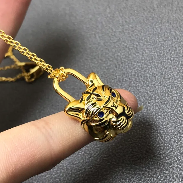 Louis Vuitton Tiger Lock color dorado mate esmaltado ojo de zafiro collar 2
