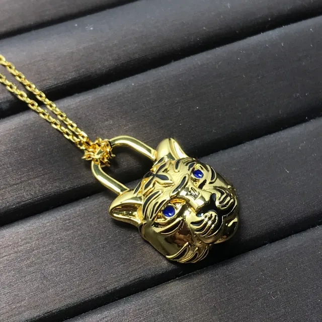 Louis Vuitton Tiger Lock color dorado mate esmaltado ojo de zafiro collar 3