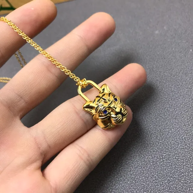 Louis Vuitton Tiger Lock color dorado mate esmaltado ojo de zafiro collar 4