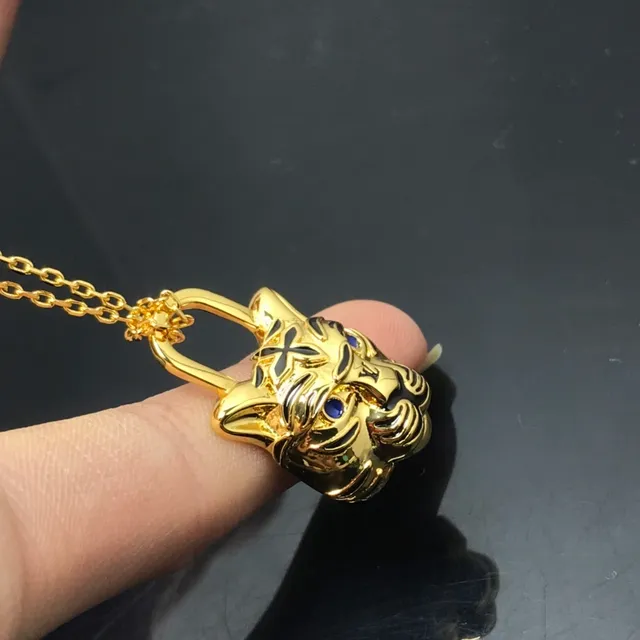 Louis Vuitton Tiger Lock color dorado mate esmaltado ojo de zafiro collar 5
