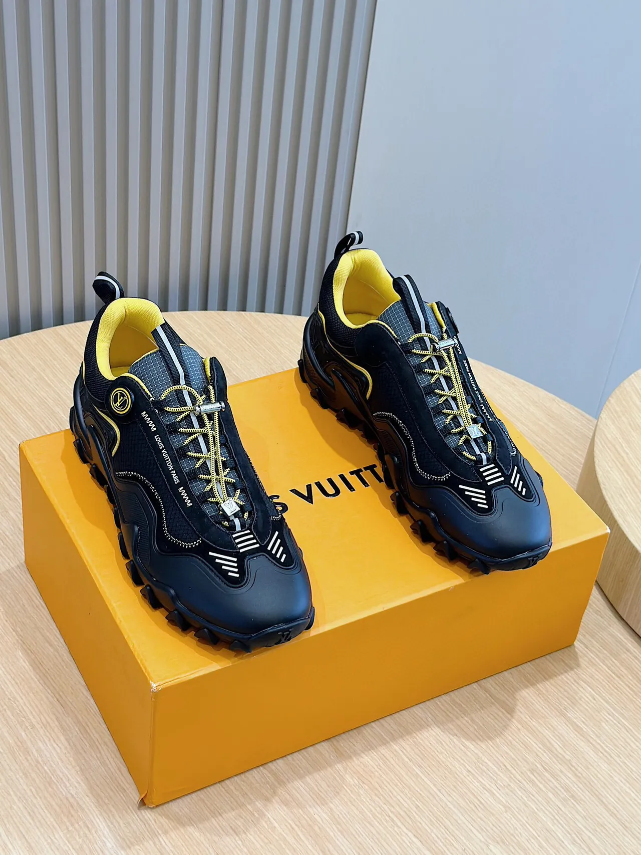 Louis Vuitton Trail Sneakers Noires et Jaunes Chunky 2