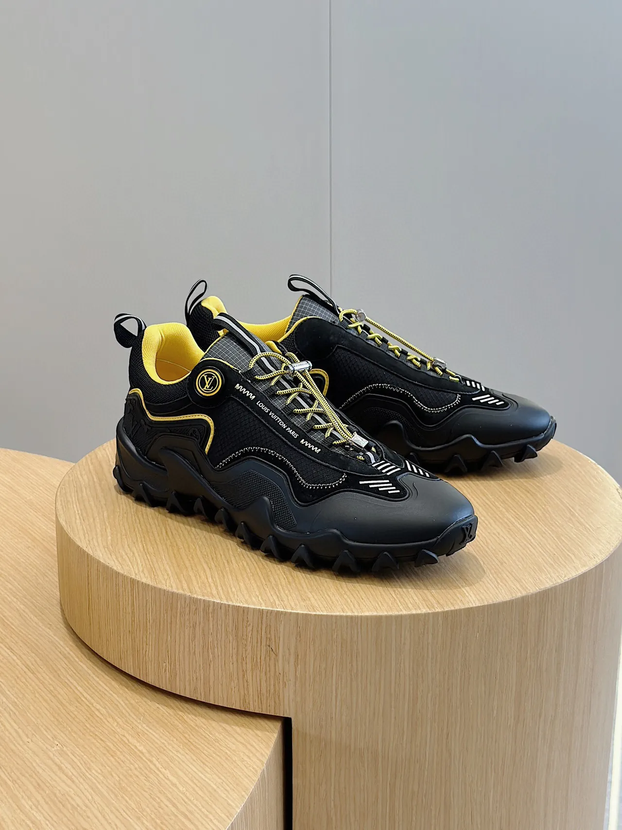 Louis Vuitton Trail Sneakers Noires et Jaunes Chunky 3