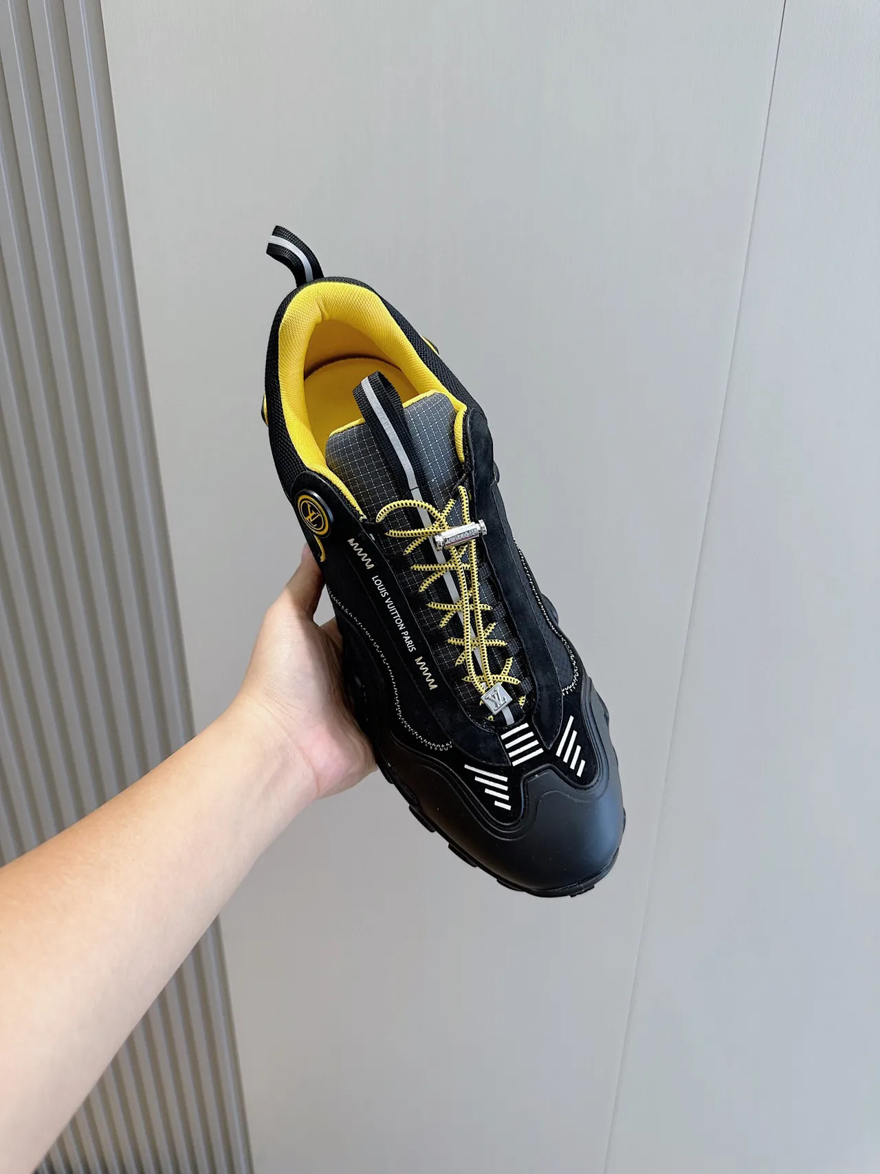 Louis Vuitton Trail Sneakers Noires et Jaunes Chunky 4
