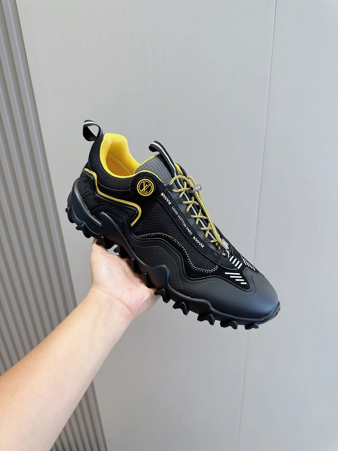 Louis Vuitton Trail Sneakers Noires et Jaunes Chunky 5