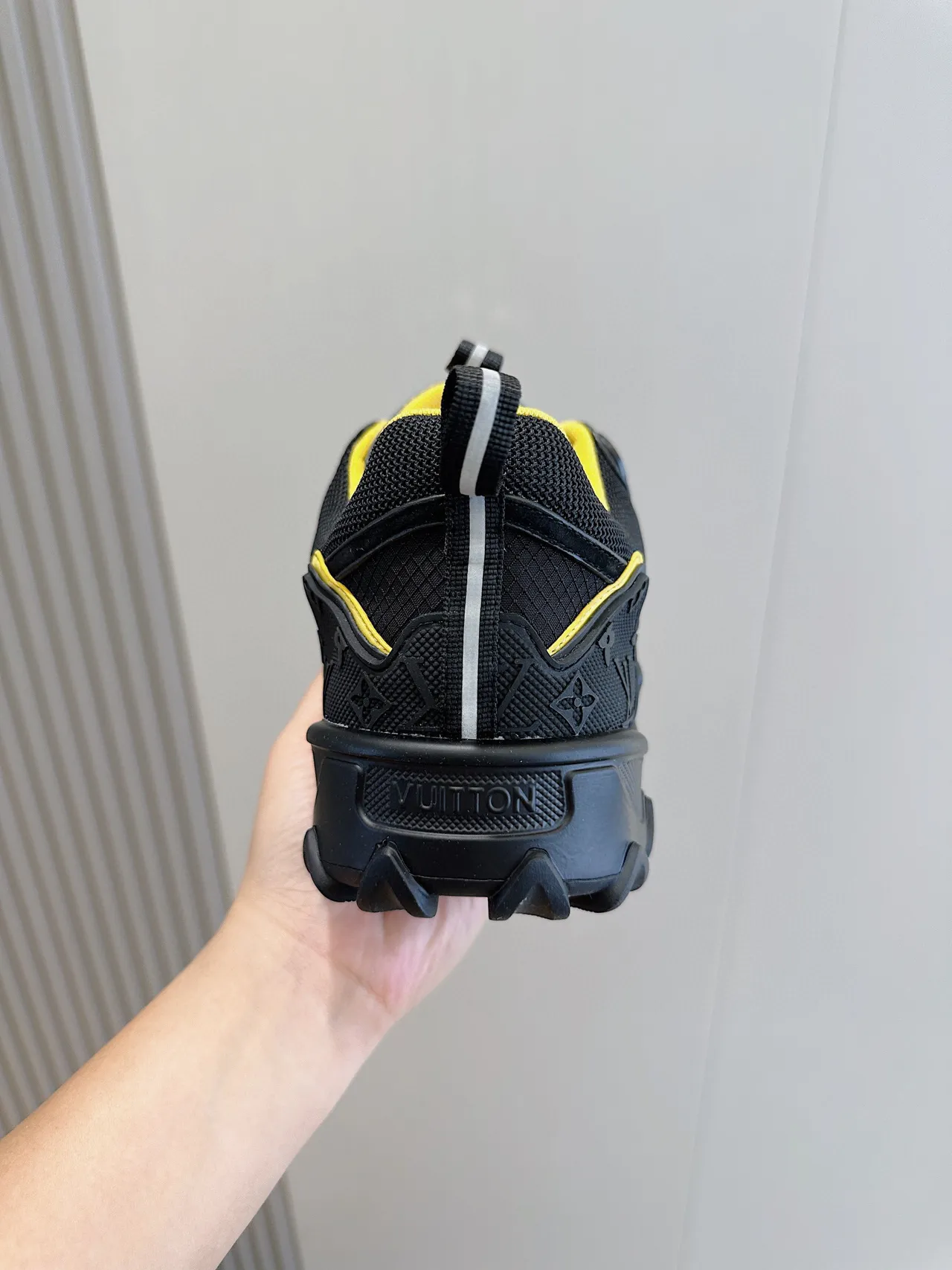 Louis Vuitton Trail Sneakers Noires et Jaunes Chunky 6