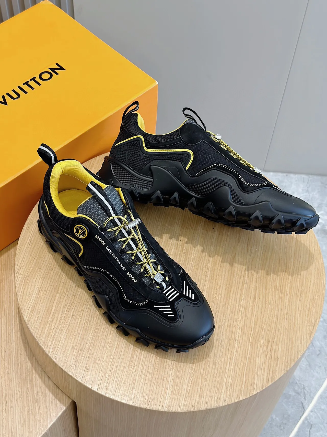 Louis Vuitton Trail Sneakers Noires et Jaunes Chunky 7