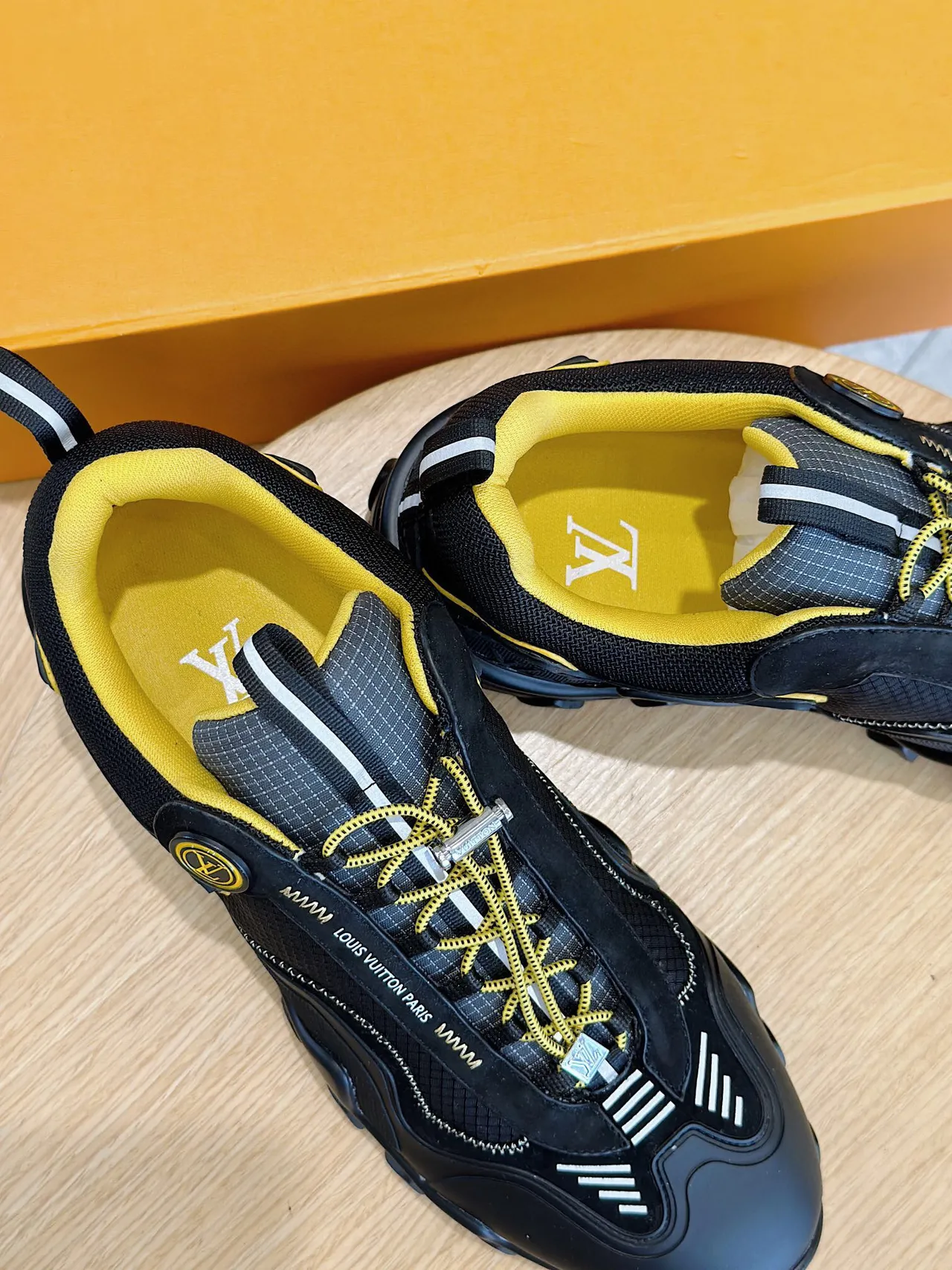 Louis Vuitton Trail Sneakers Noires et Jaunes Chunky 8
