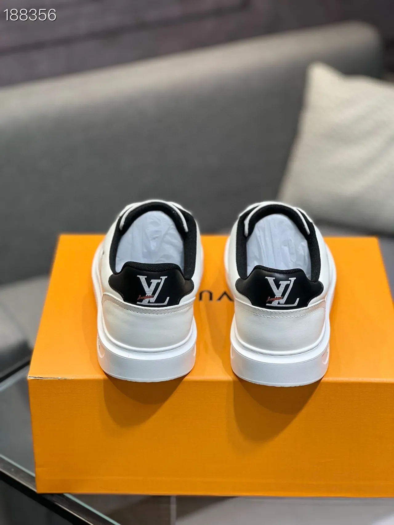Louis Vuitton Zapatillas Lifestyle de Cuero Blanco y Negro Low Top Bordado Motivo Lateral 2