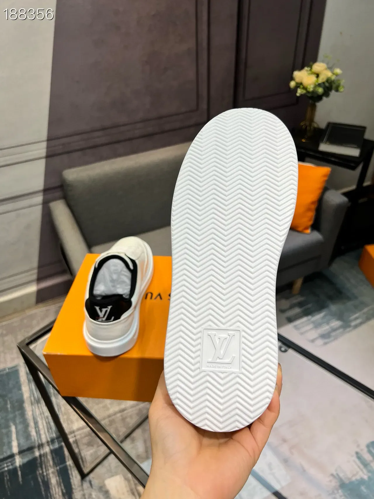 Louis Vuitton Zapatillas Lifestyle de Cuero Blanco y Negro Low Top Bordado Motivo Lateral 3