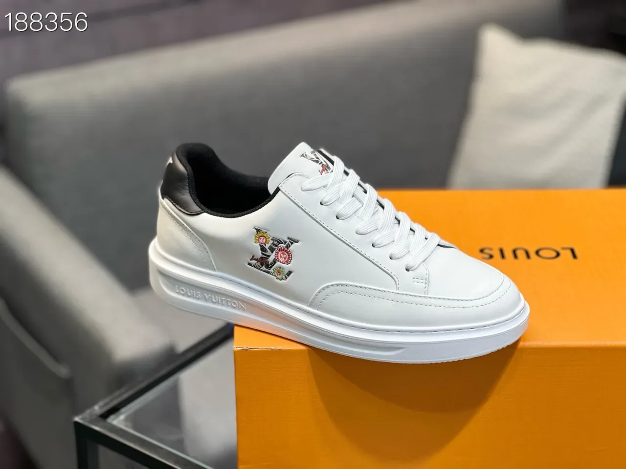 Louis Vuitton Zapatillas Lifestyle de Cuero Blanco y Negro Low Top Bordado Motivo Lateral 4