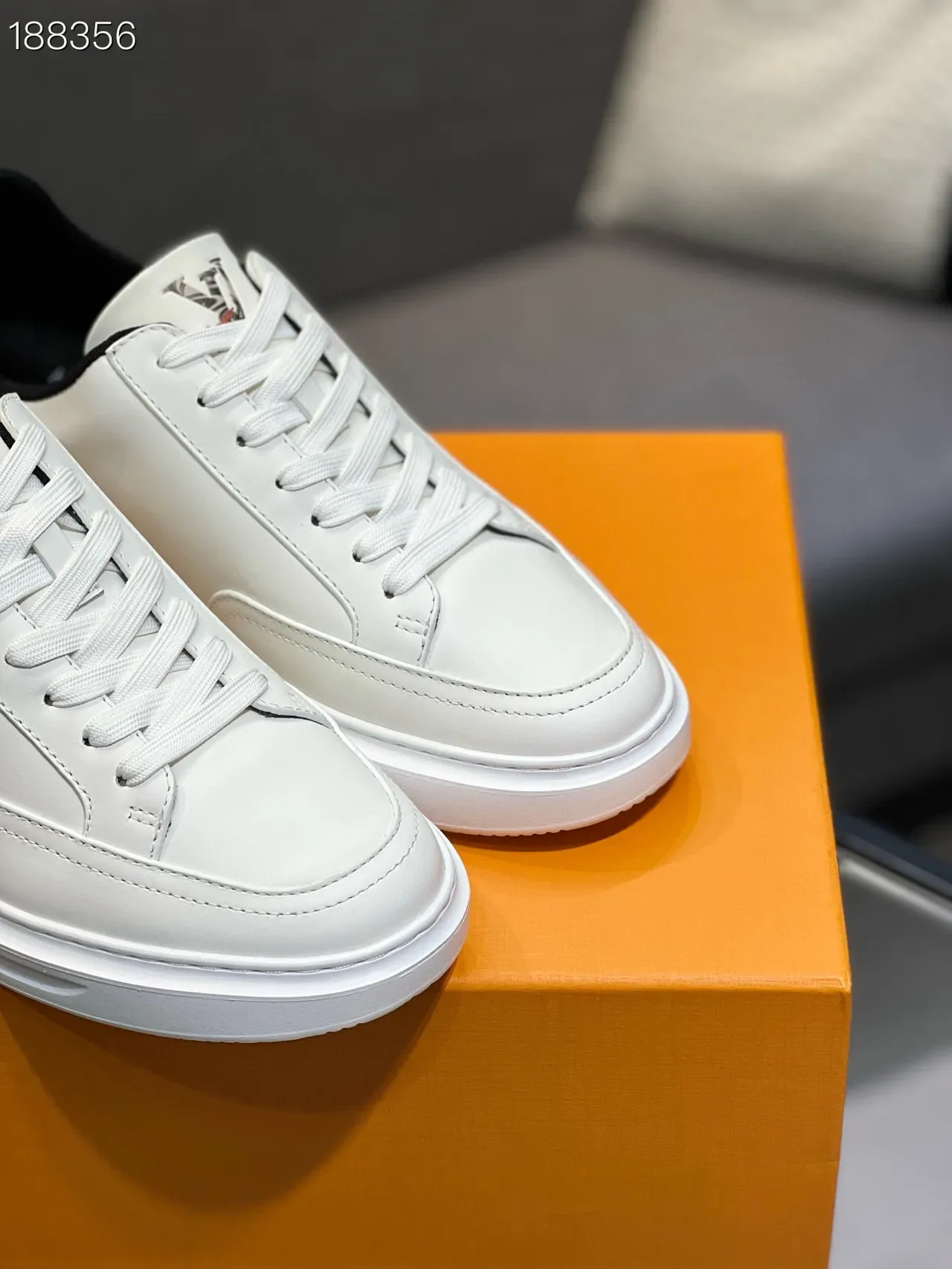 Louis Vuitton Zapatillas Lifestyle de Cuero Blanco y Negro Low Top Bordado Motivo Lateral 5