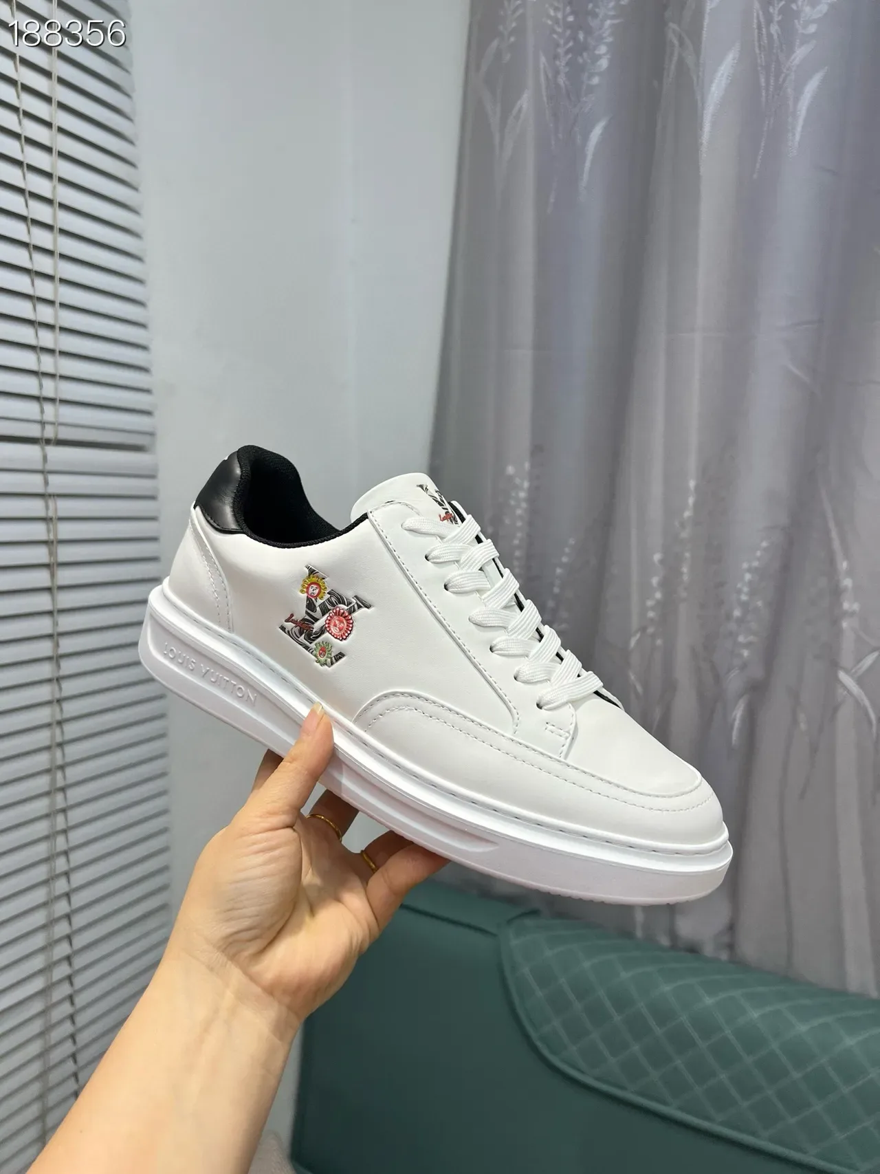 Louis Vuitton Zapatillas Lifestyle de Cuero Blanco y Negro Low Top Bordado Motivo Lateral 6