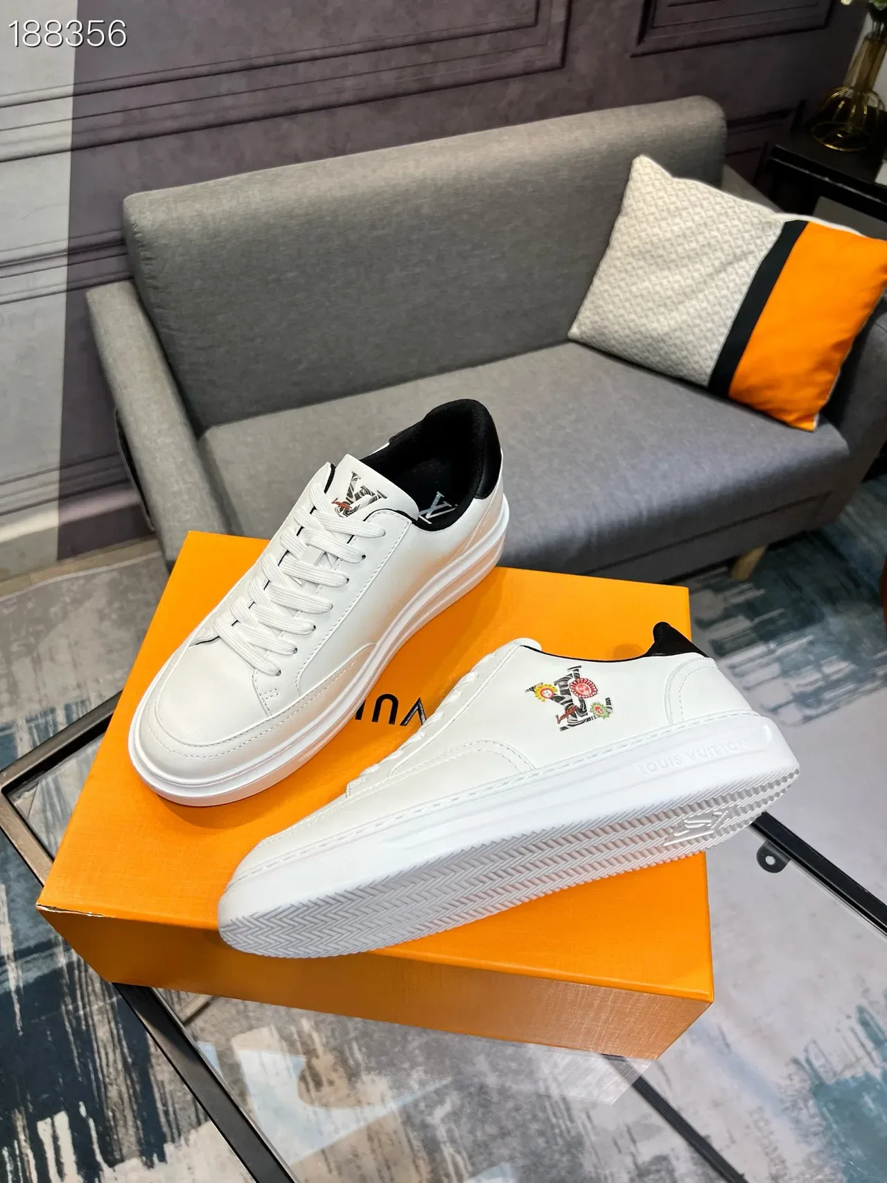 Louis Vuitton Zapatillas Lifestyle de Cuero Blanco y Negro Low Top Bordado Motivo Lateral 7