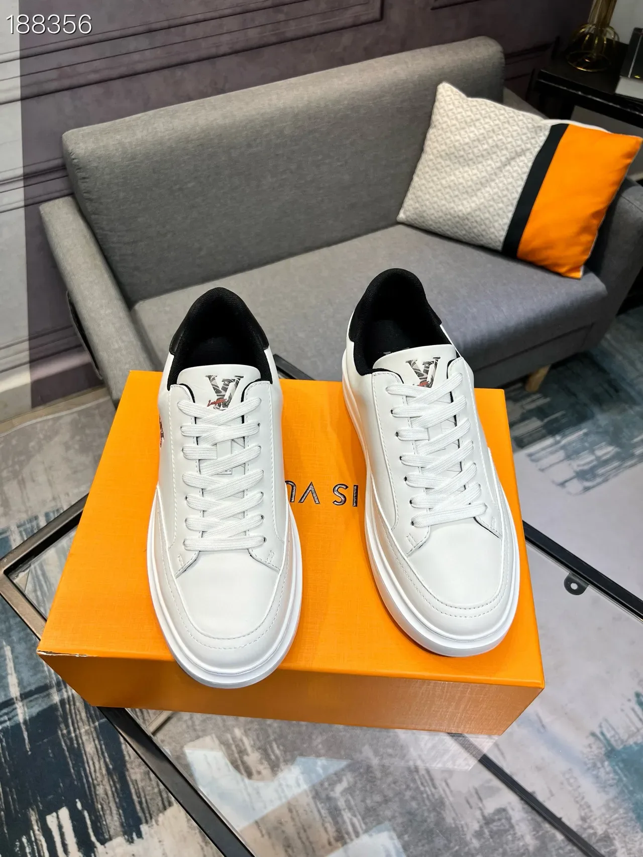 Louis Vuitton Zapatillas Lifestyle de Cuero Blanco y Negro Low Top Bordado Motivo Lateral 8