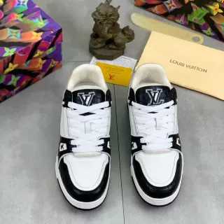 Louis Vuitton Tênis Lifestyle de Couro Branco e Preto com Embossing de Crocodilo Low-Top