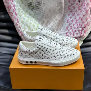 Louis Vuitton Tênis Lifestyle Branco e Preto com Estampa Monograma Couro Low Top