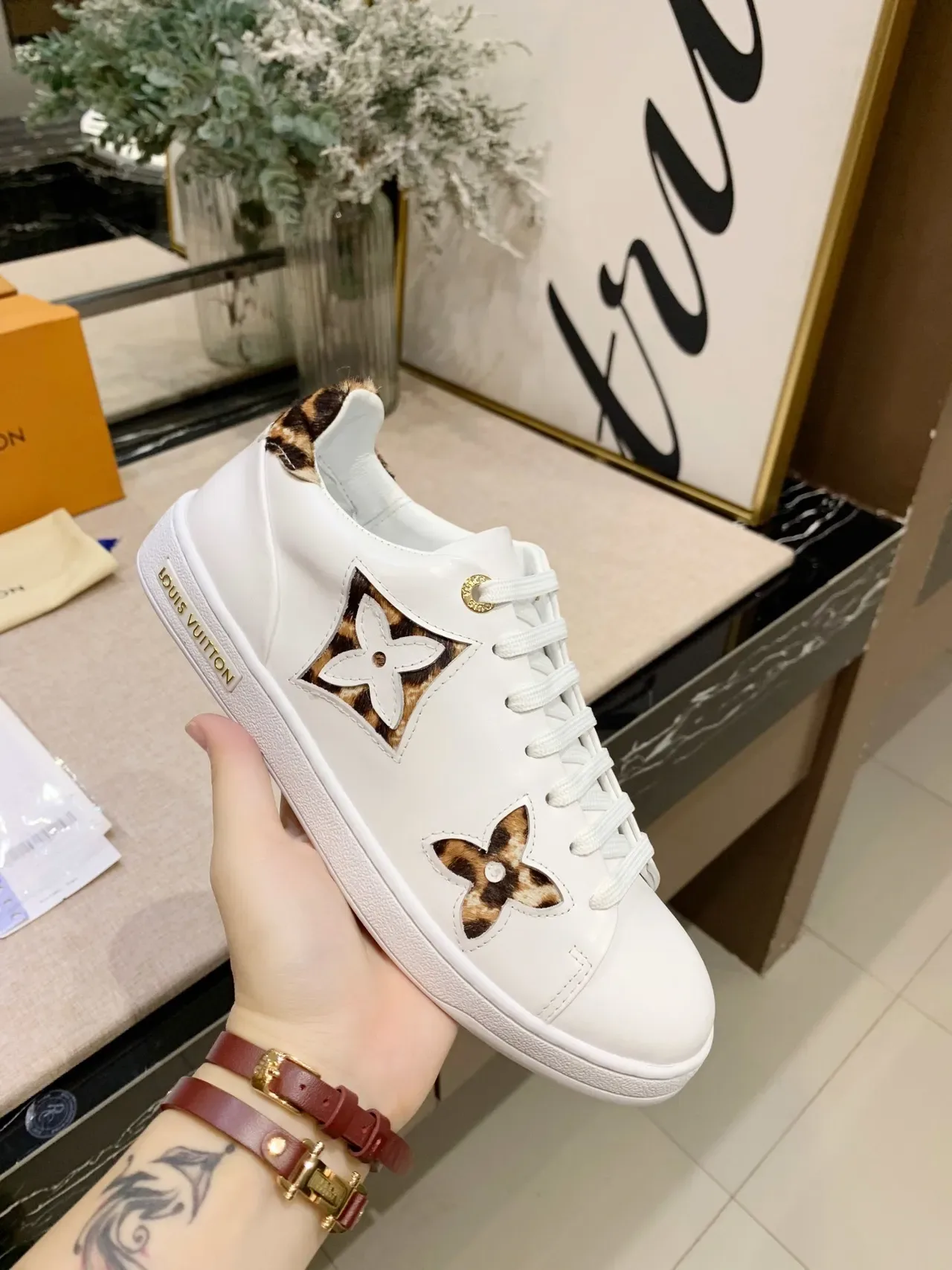 Louis Vuitton 白棕色皮革豹纹印花花卉贴花生活方式运动鞋 2