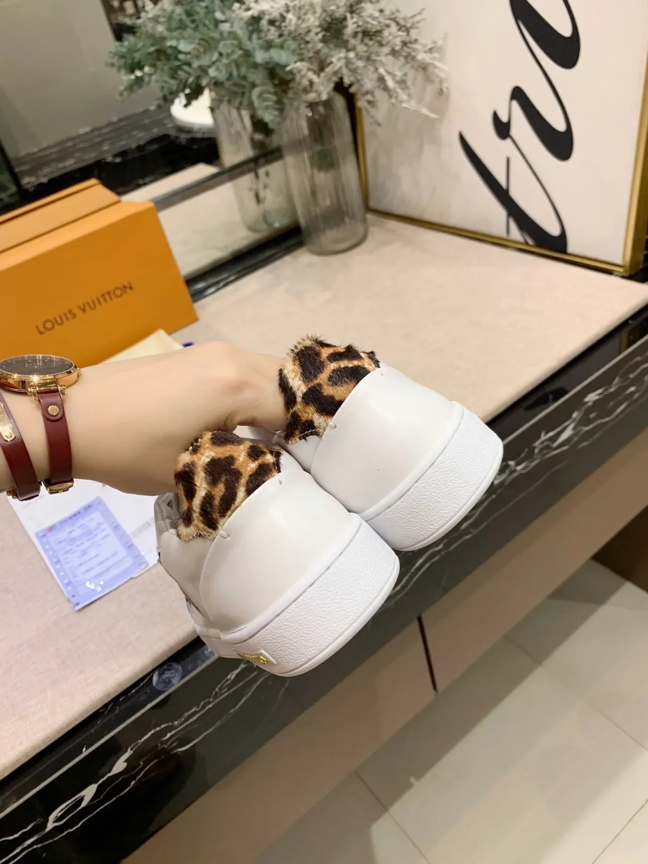 Louis Vuitton 白棕色皮革豹纹印花花卉贴花生活方式运动鞋 3