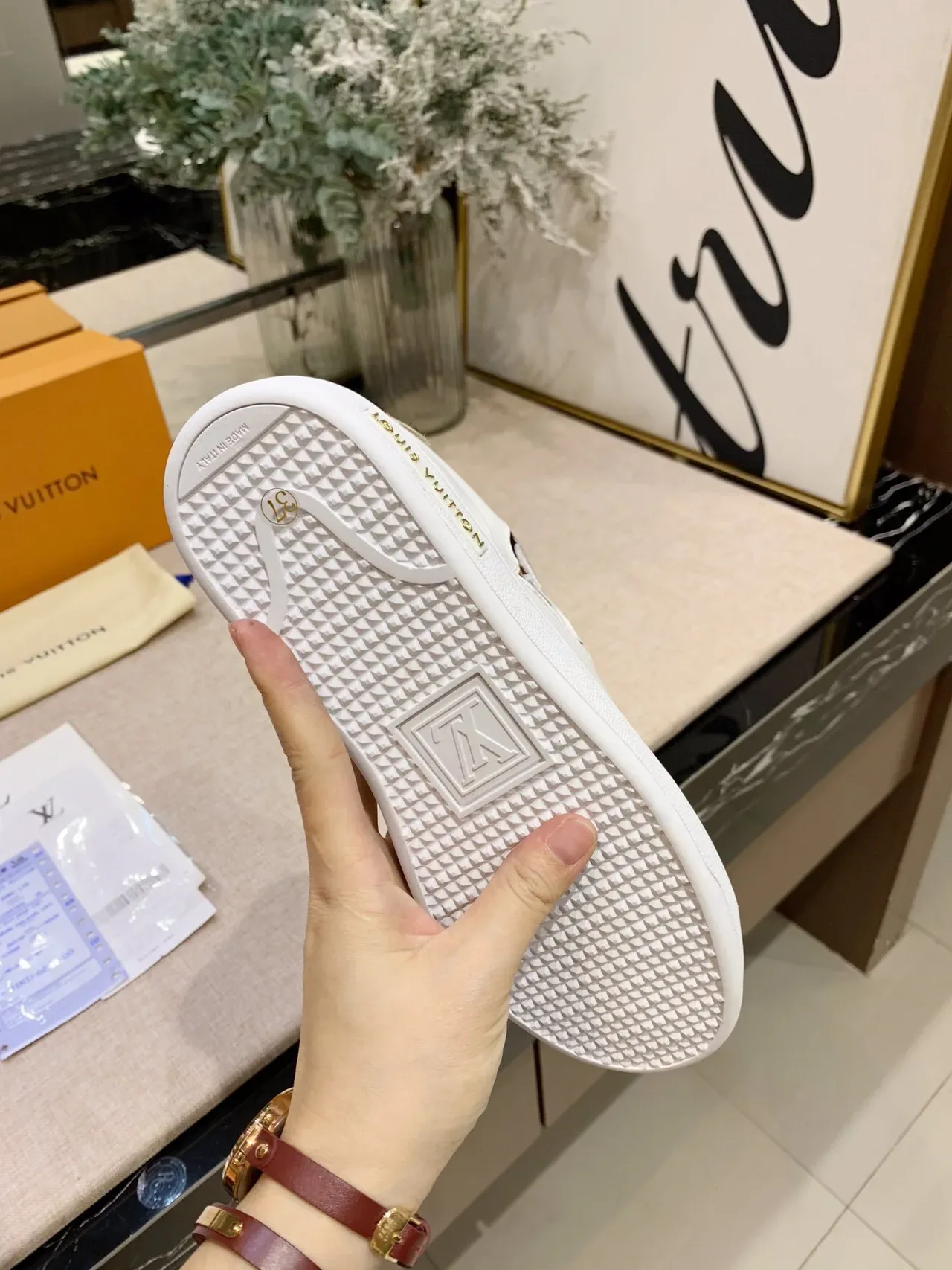 Louis Vuitton 白棕色皮革豹纹印花花卉贴花生活方式运动鞋 4