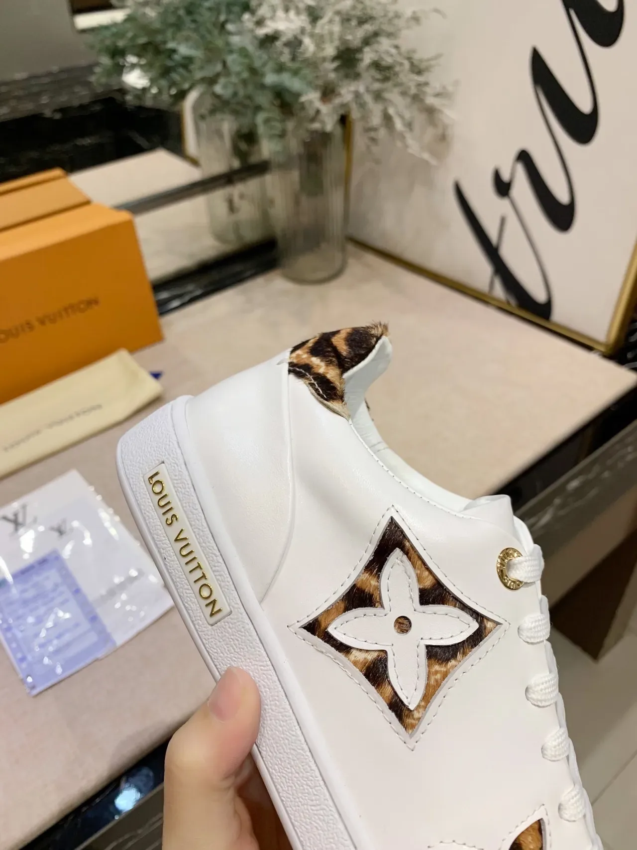 Louis Vuitton 白棕色皮革豹纹印花花卉贴花生活方式运动鞋 5