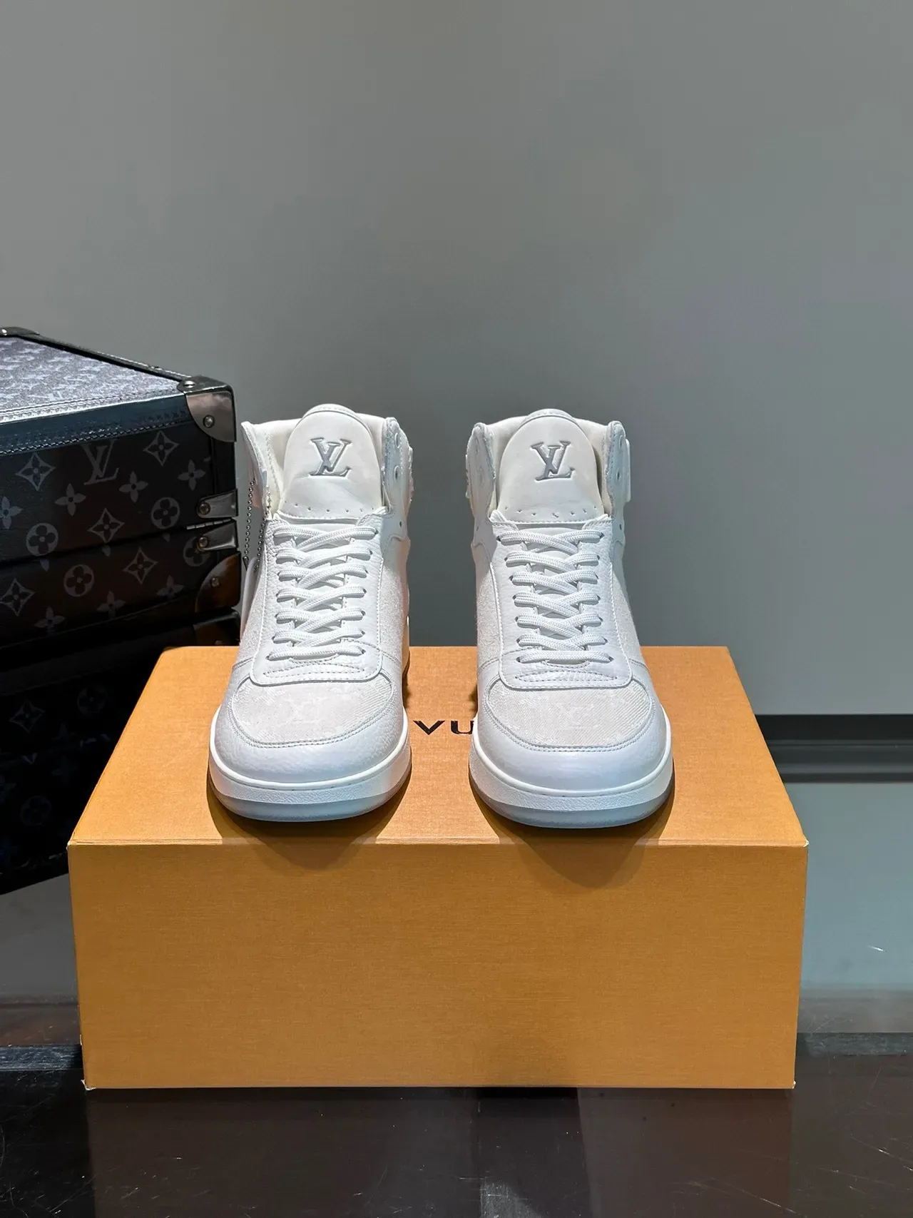 Louis Vuitton Tênis Lifestyle Branco e Cinza de Cano Alto com Parte Superior Texturizada 2