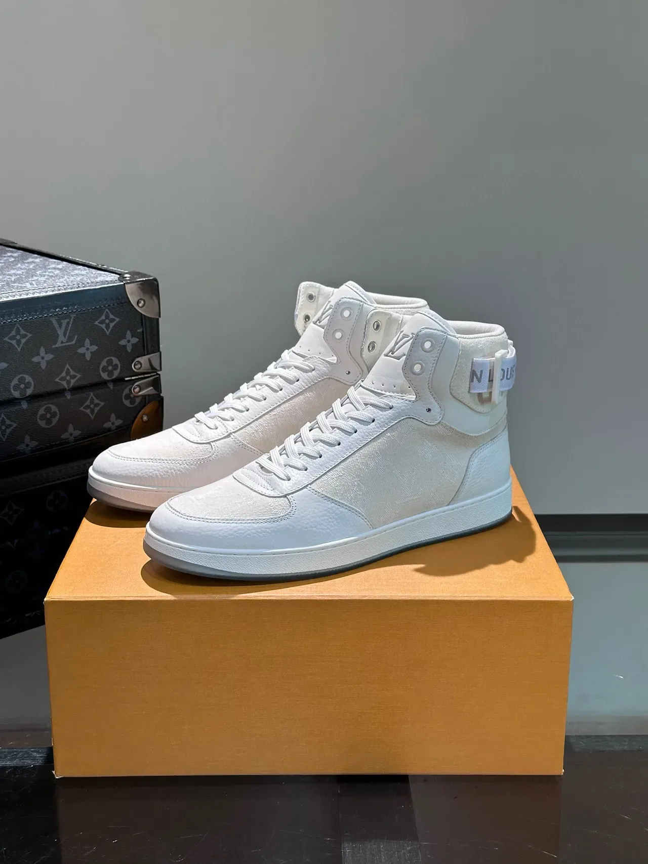 Louis Vuitton Tênis Lifestyle Branco e Cinza de Cano Alto com Parte Superior Texturizada 3