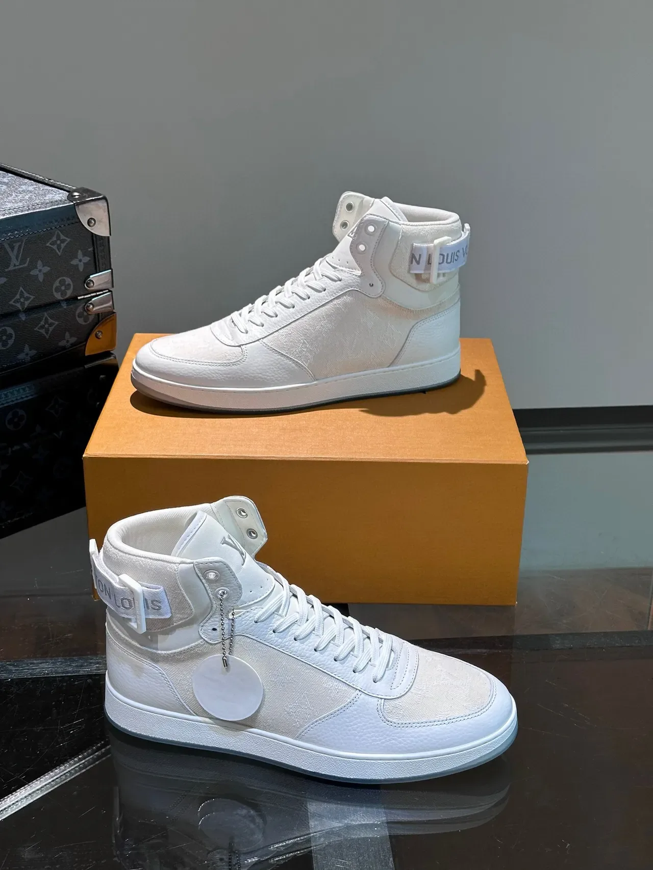 Louis Vuitton Tênis Lifestyle Branco e Cinza de Cano Alto com Parte Superior Texturizada 4
