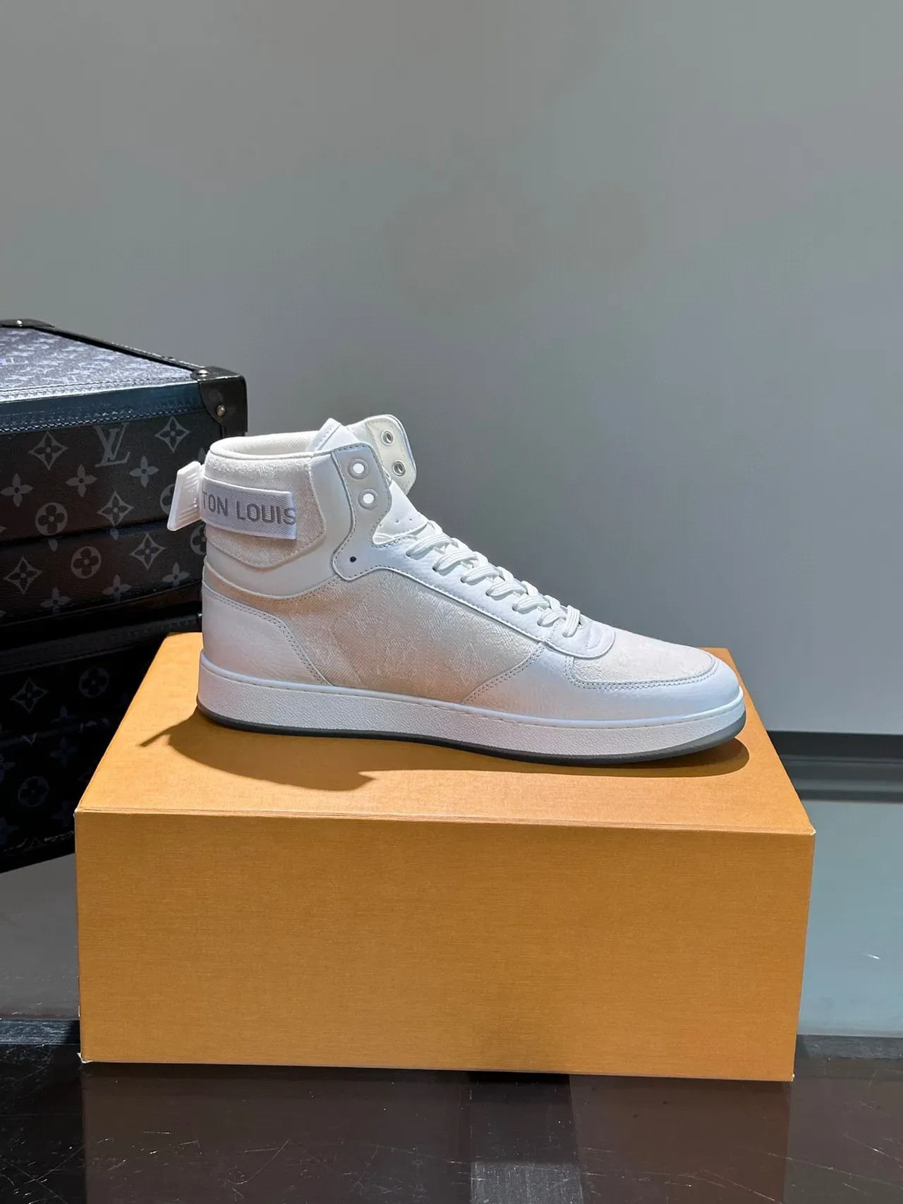Louis Vuitton Tênis Lifestyle Branco e Cinza de Cano Alto com Parte Superior Texturizada 5