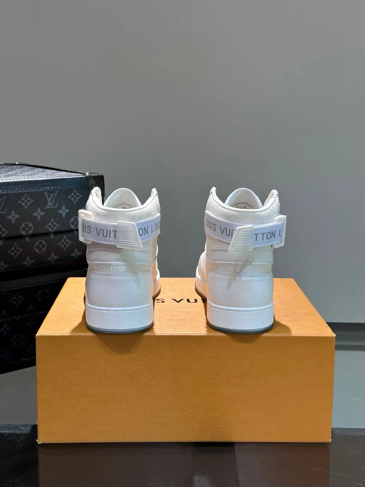 Louis Vuitton Tênis Lifestyle Branco e Cinza de Cano Alto com Parte Superior Texturizada 6