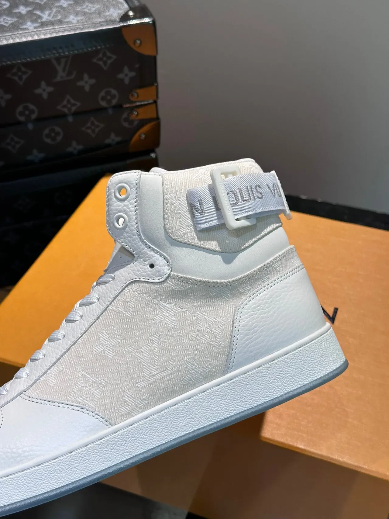 Louis Vuitton Tênis Lifestyle Branco e Cinza de Cano Alto com Parte Superior Texturizada 7
