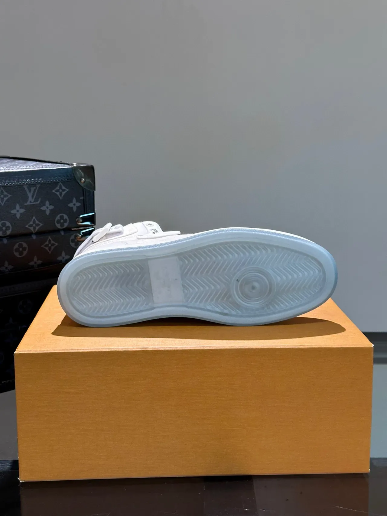 Louis Vuitton Tênis Lifestyle Branco e Cinza de Cano Alto com Parte Superior Texturizada 9