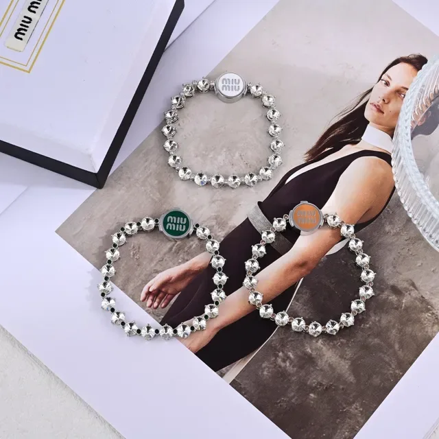 Miu Miu Pulseira Logo Prata Verde Cristais Pavé Fecho 13