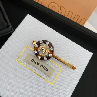 Miu Miu लोगो बाल क्लिप भूरी स्वर्ण वृत्ताकार रेजिन डिस्क क्रिस्टल सज्जित मोनोग्राम ब्रोच