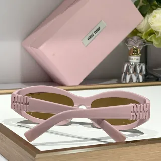 Miu Miu نظارات شمسية إطار بيضاوي وردي ذهبي سميك مطبوع بشعار على المآزر
