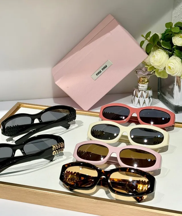 Miu Miu Gafas de sol con marco ovalado rosa y oro, patillas gruesas con logo embossado 3