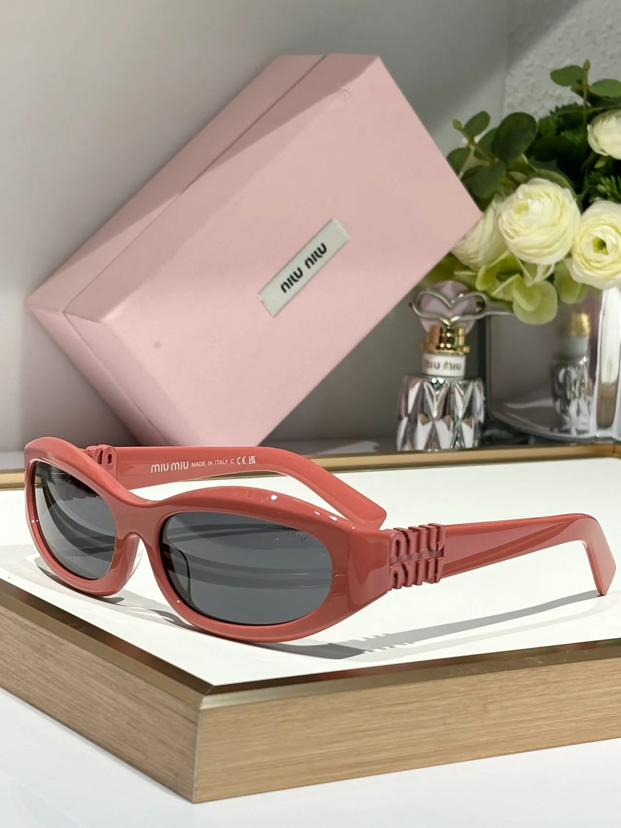 Miu Miu Gafas de sol con marco ovalado rosa y oro, patillas gruesas con logo embossado 5