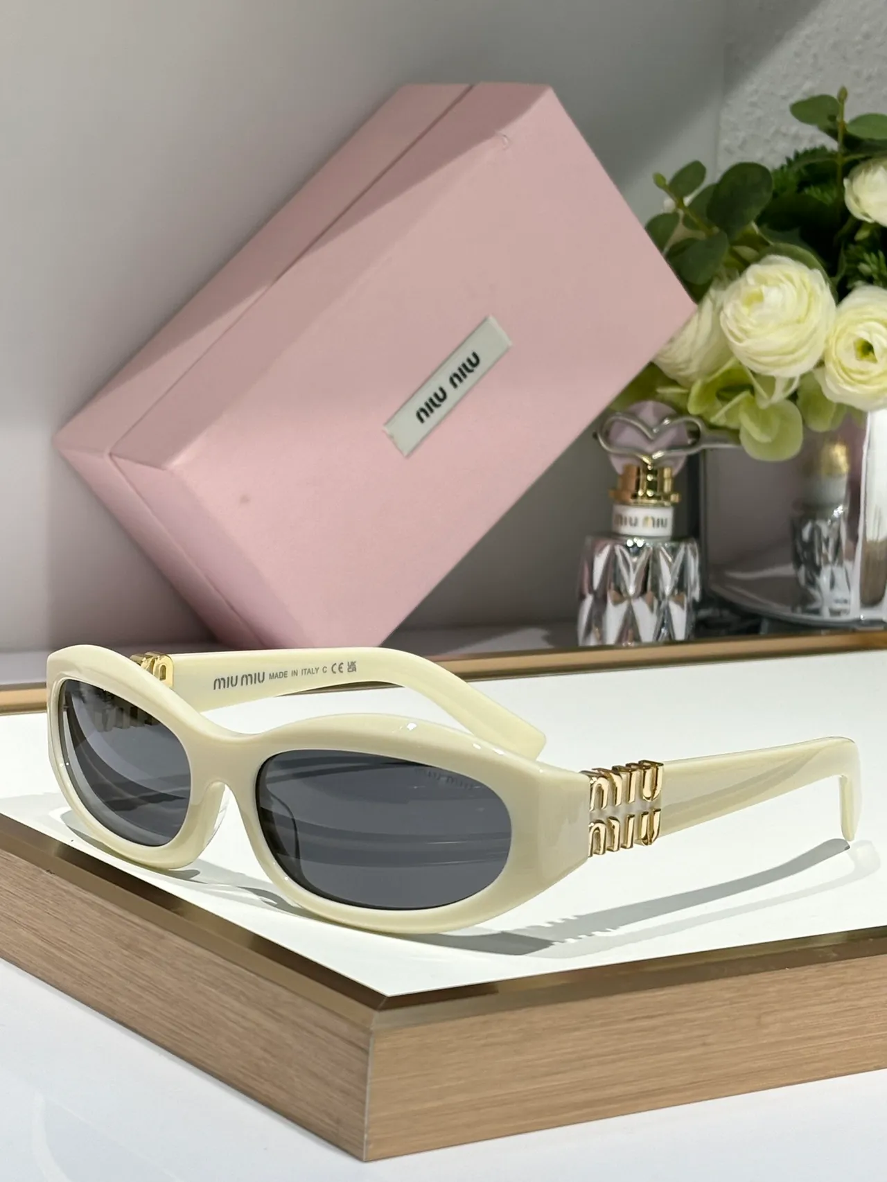 Miu Miu Gafas de sol con marco ovalado rosa y oro, patillas gruesas con logo embossado 6