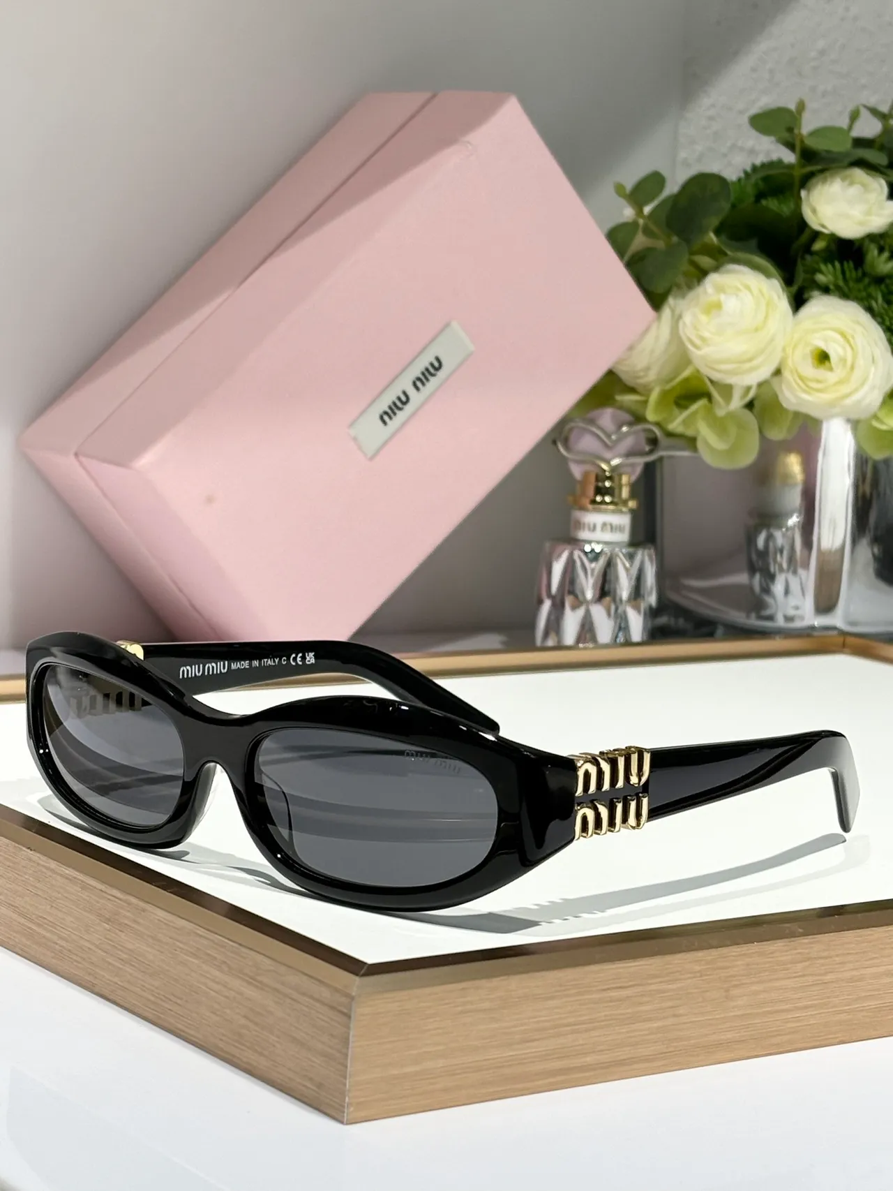 Miu Miu Gafas de sol con marco ovalado rosa y oro, patillas gruesas con logo embossado 8