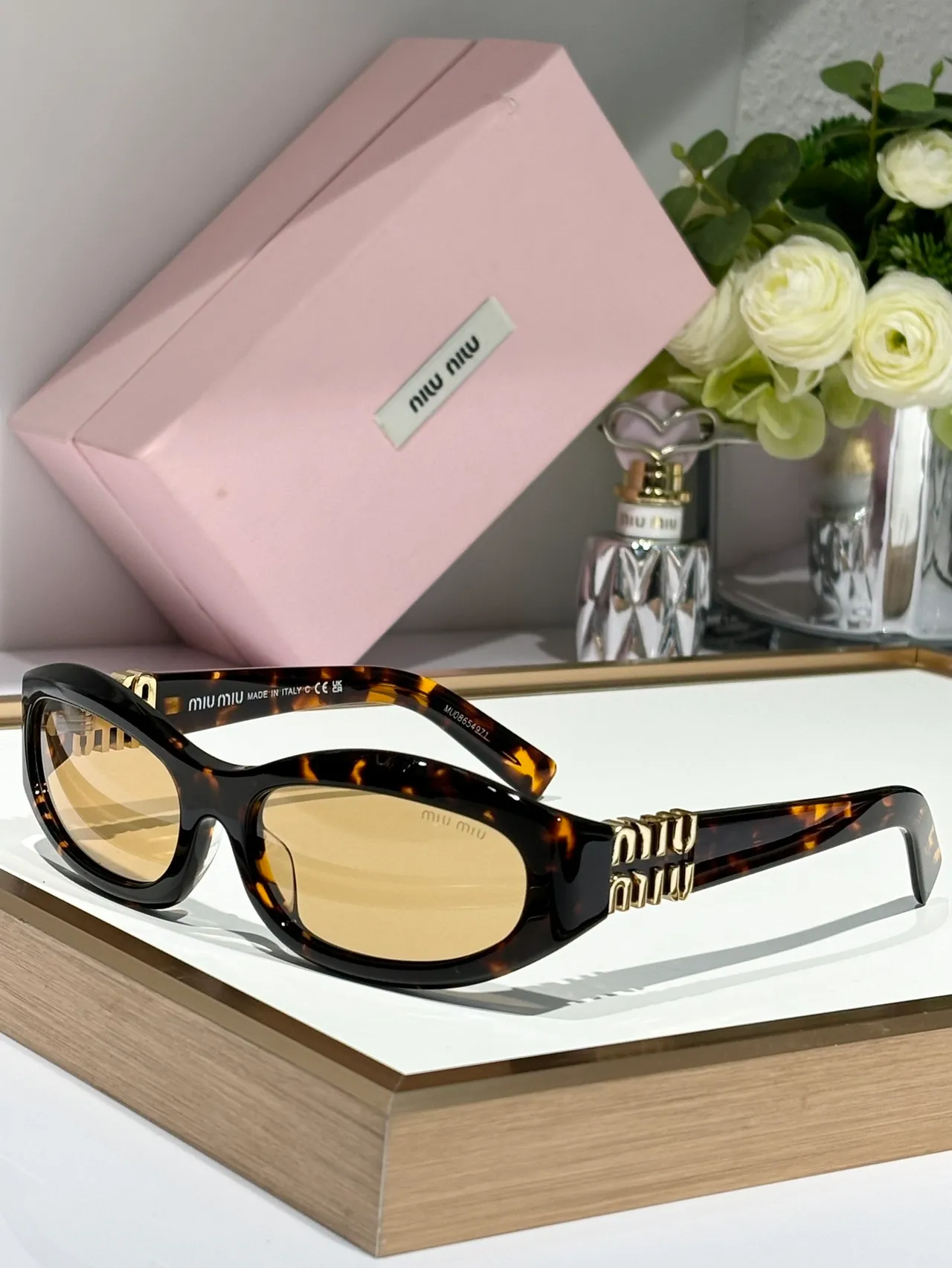 Miu Miu Gafas de sol con marco ovalado rosa y oro, patillas gruesas con logo embossado 9