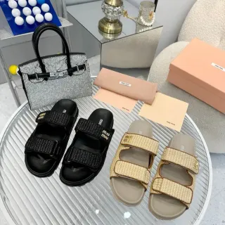 Miu Miu Wander काला भूरा दो पट्टियों का बुना राफिया कैजुअल सैंडल