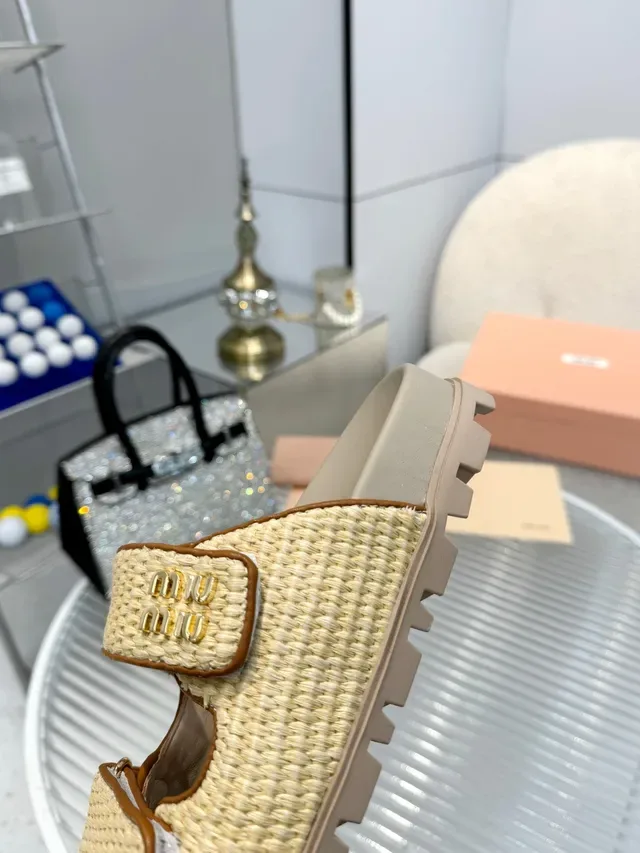 Miu Miu Wander Sandales Casual Noir et Beige à Double Sangle en Raffia Tressé 2