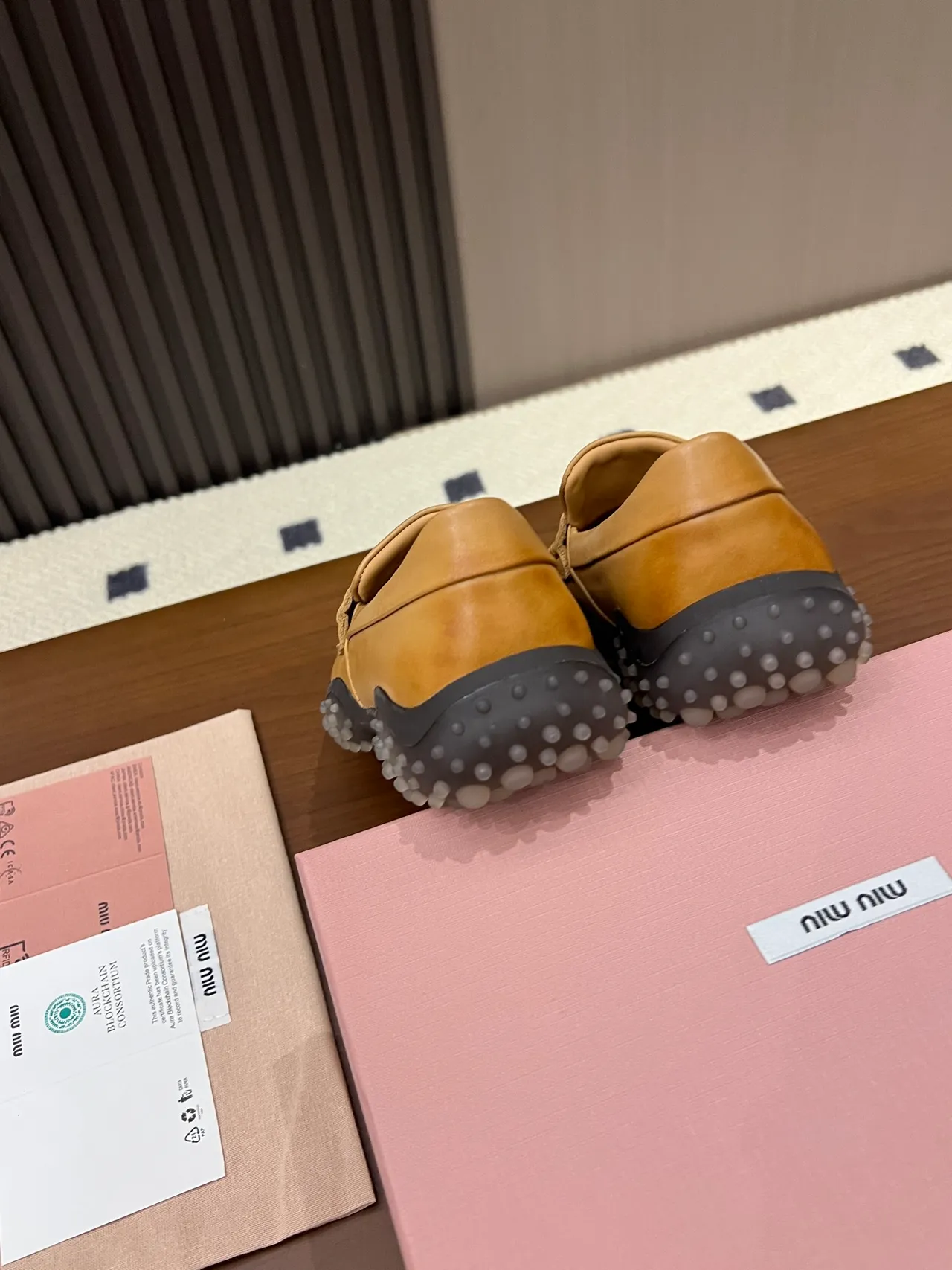Miu Miu Wander 芥末黄色皮革乐福鞋 2
