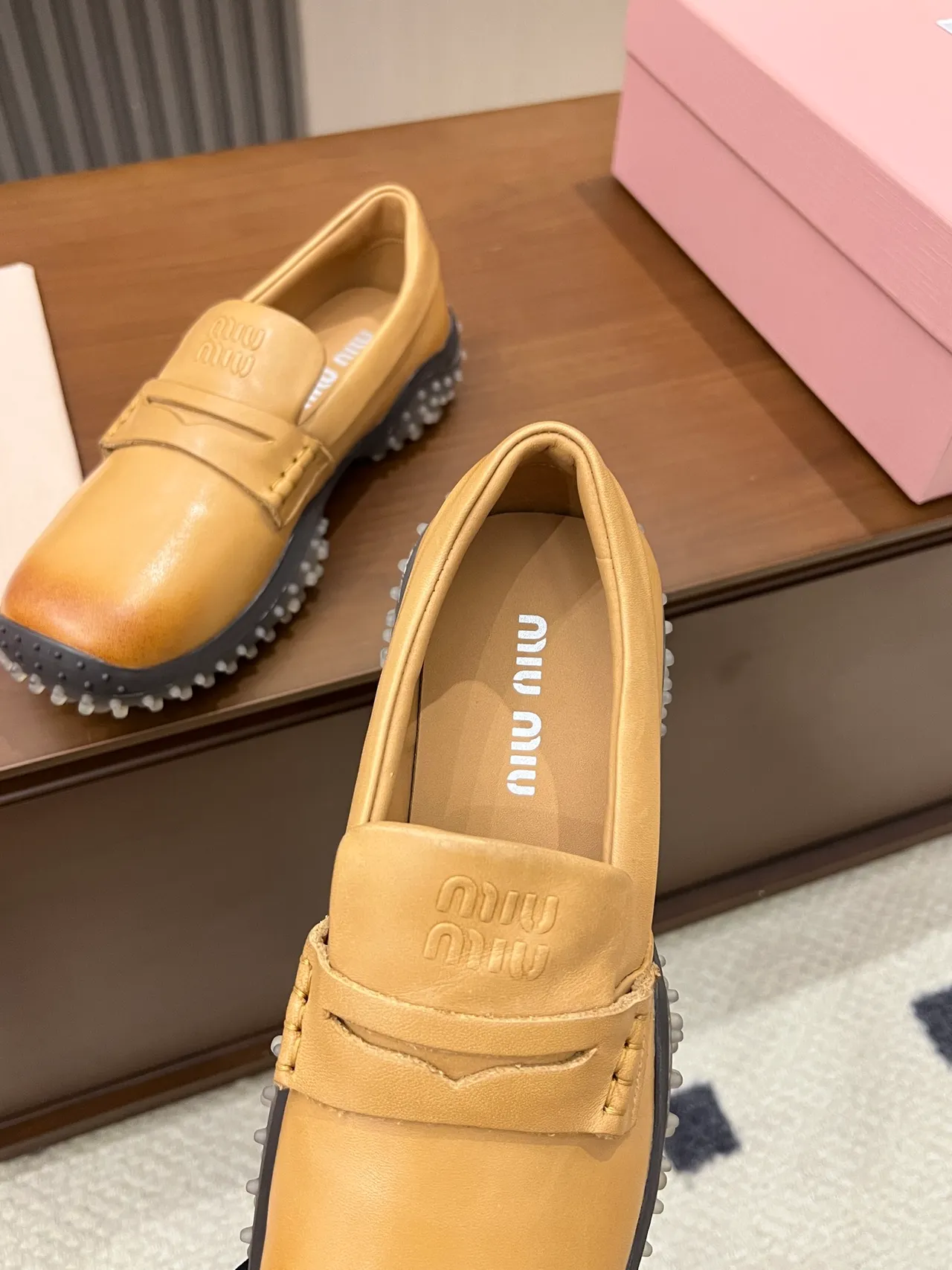 Miu Miu Wander 芥末黄色皮革乐福鞋 3