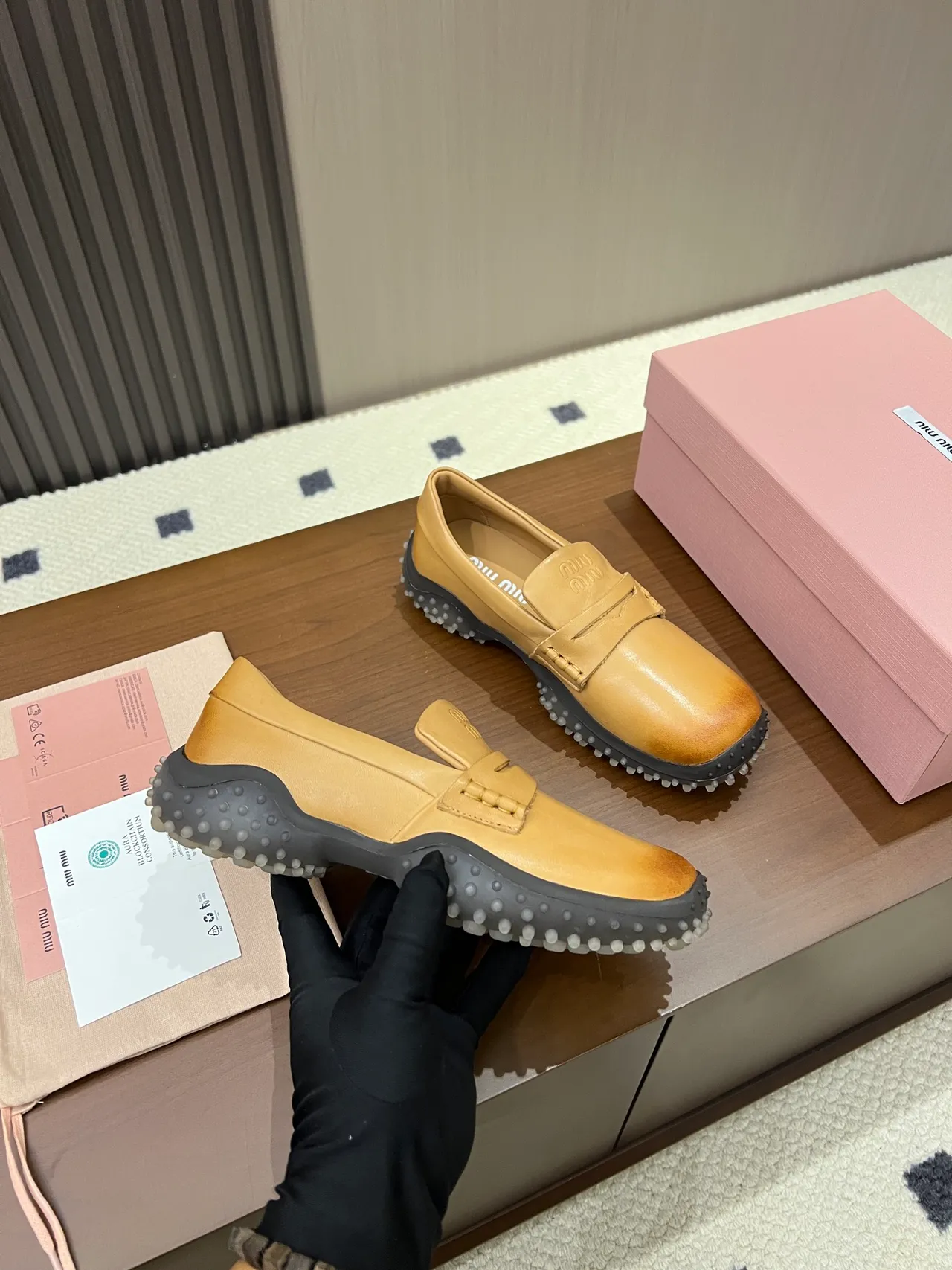 Miu Miu Wander 芥末黄色皮革乐福鞋 4