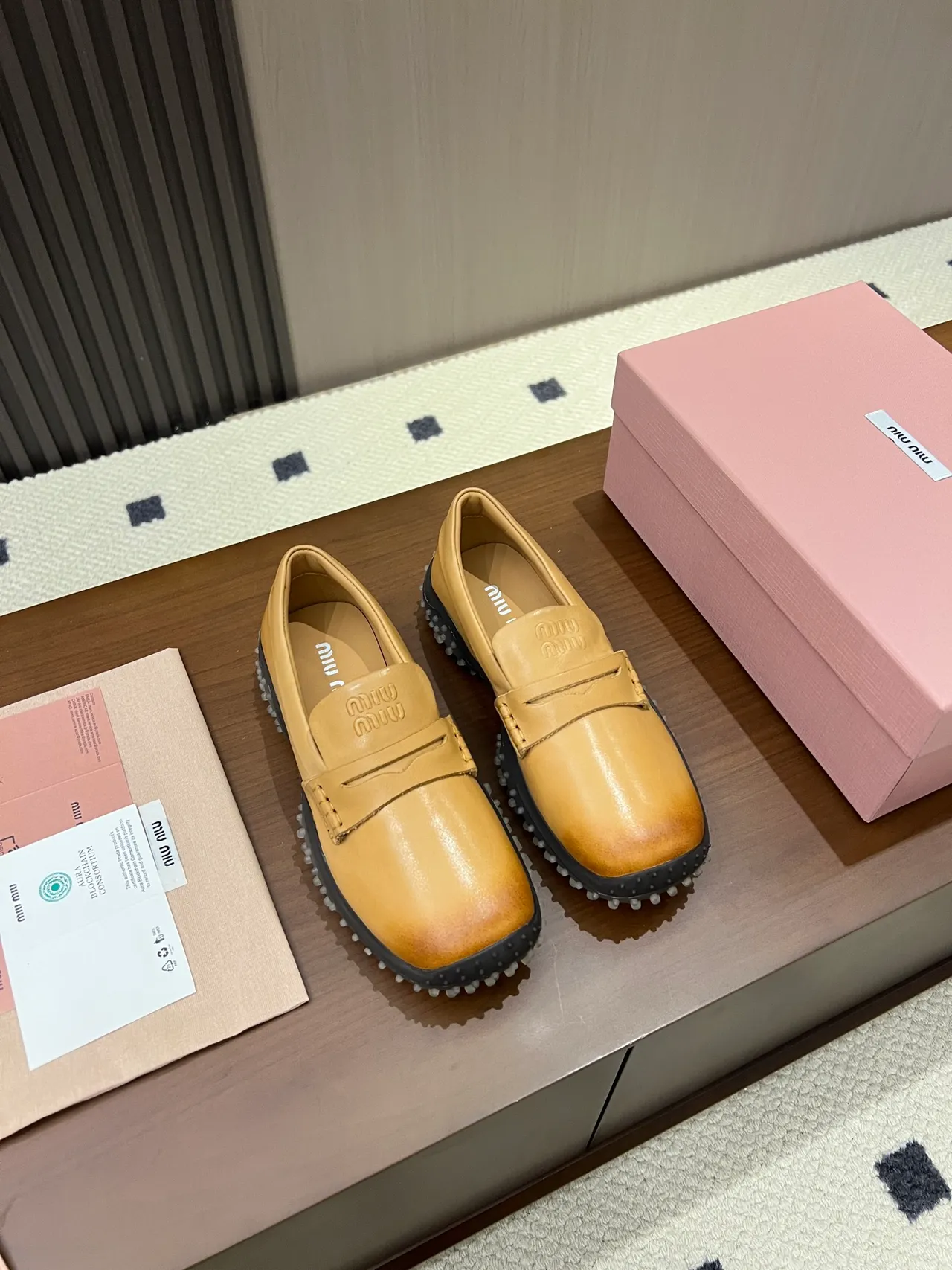 Miu Miu Wander 芥末黄色皮革乐福鞋 5