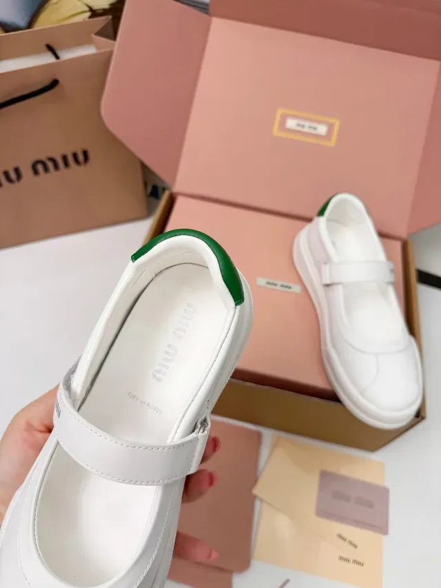 Miu Miu Zapatos Mary Jane de Cuero Blanco y Verde con Tab de Talón 2
